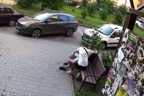 В Воронеже парень избил мужчину за шутку про походку