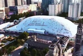 Китайцы надули гигантский защитный купол над строительной площадкой