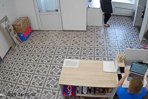 Клиентка ПВЗ специально сломала ложку для обуви