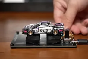 Для машинок Hot Wheels сделали миниатюрный диностенд