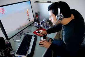 Чем занимаются девушки, пока их парни играют (4 фото)