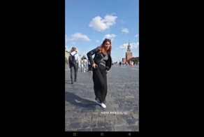 Ролик блогерши из Дубая, погулявшей по центру Москвы в белых носках, набрал 7 млн просмотров