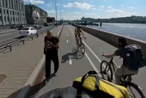 Лобовое столкновение двух велосипедистов