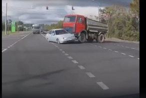Не лезь под грузовик, ДТП