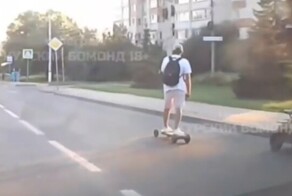 Ребенок на квадроцикле и на красный