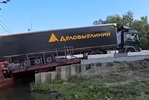 "Профессионал" в действии. Пробил бак и залил понтонный мост и реку соляркой