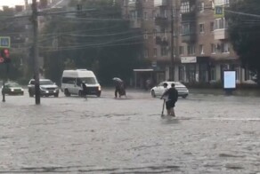 В Туле два любовника пытались форсировать подтопленную дорогу на электросамокате
