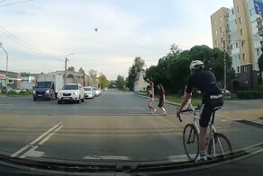 Велосипедист снёс пешехода в Пскове