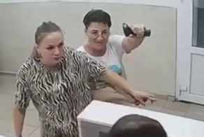 Угрожали сканером для штрихкода: учительница с дочкой разгромили ПВЗ