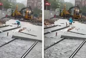 Курьер в Москве героически доставил заказ, несмотря на то, что чуть не утонул из-за диких столичных осадков