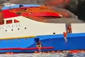 В Индонезии туристы прыгают в воду с загоревшегося парома, перевозившего 280 пассажиров