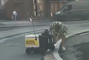 В Москве женщина помогла застрявшему роботу-курьеру забраться на тротуар