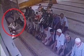 В турецкой мечети киллер подкараулил свою жертву и напал на него во время намаза со спины