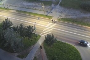 Спешенные велосипедисты без проблем перешли, самокатчик не смог... ДТП