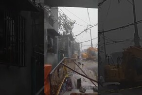 На Филиппинах маленького мальчика потоки воды смыли в строящуюся дорогу