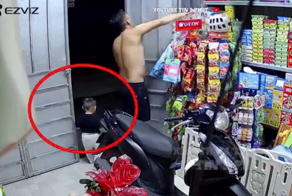 Маленький мальчик незаметно вышел на улицу