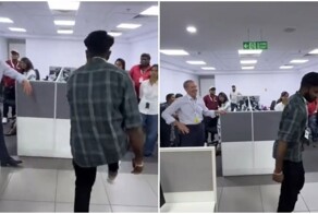 В Индии сотрудники  начали плясать при виде иностранного клиента