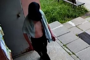 Мужчина с трусами на голове разбил камеру видеонаблюдения на подъезде