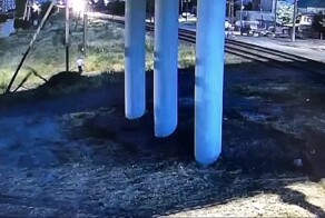 Мужчина в последнюю секунду спас пьяного, упавшего под поезд