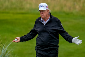 Дональда Трампа поймали на жульничестве во время игры в гольф