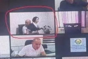 В Узбекистане уволили чиновника, обнимавшего секретаршу во время совещания