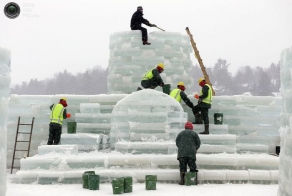 Ледовые скульптуры руками заключённых (7 фото)