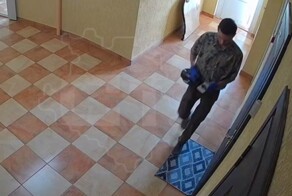 Мать и сын принесли дурнопахнущий подарок своей соседке