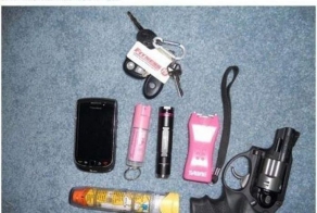 Какие вещи носят с собой люди (23 фото)