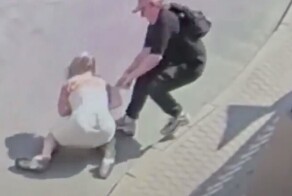 Девушка не позволила грабителю забрать пакет с деньгами