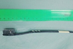 Женщина случайно проглотила щетку во время чистки зубов