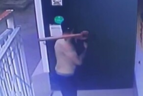 Полуголый вандал в Краснодаре разбил стекла медцентра и изуродовал авто