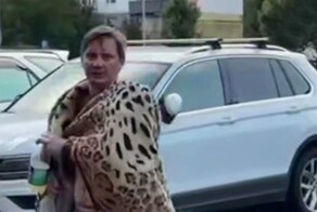 «Что за&nbsp;Царица»: в&nbsp;Москве на&nbsp;видео сняли мужчину в&nbsp;леопарде, но без&nbsp;трусов