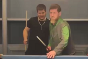 "Давно не держал кий в руках": Рамзан Кадыров проиграл в бильярд своему сыну Адаму