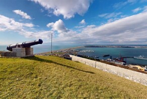 В Британии на продажу выставлен дом с собственной пушкой