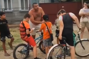 «Иди домой бистро!»: мужчина угрожал отрезать уши ребёнку за пыль и шум на улице