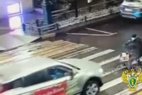 Пассажир такси выстрелил в самокатчика из пистолета, заряженного светошумовыми патронами
