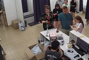 "Какая заявка? Вызывай ментов!": клиент устроил скандал в пункте WB из-за обуви