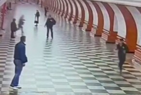 Грабитель выхватил у пассажира московского метро  смартфон и попытался скрыться