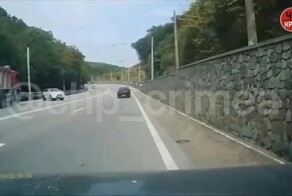 Вылет грузовика на встречку после взрыва колеса