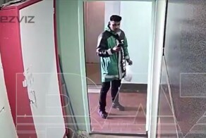 Курьер доставил пакет с продуктами на этаж, сфотографировал у двери и унёс