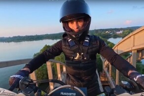 В Тверской области экстремал взобрался на мотоцикле на арку «Горбатого» моста