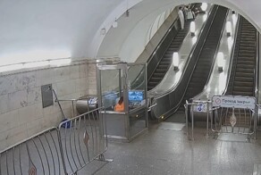 Москвич скатился по эскалатору в метро и разбил плафон
