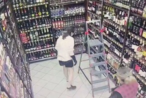 Кот устроил погром в алкомаркете