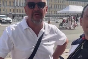 Двое мужчин обматерили девушку около Эрмитажа