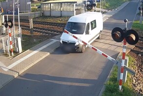 Очередной поляк, ЖД переезд и шлагбаум