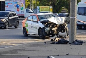 Водитель каршеринга сбил пешеходов на остановке и сбежал