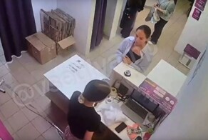 Клиентка подарила расстроенной сотруднице ПВЗ шоколадку