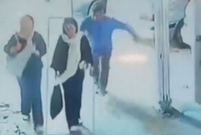 В Иране мужчина с ноги ударил женщину, идущую без хиджаба