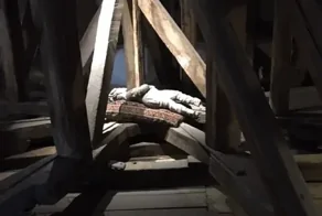 Деревянный страж: загадка таинственной куклы, веками охраняющей древний замок от гибели