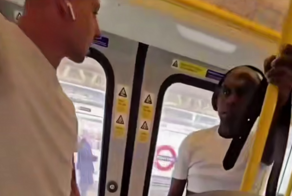 В английском метро чернокожий снял с себя штаны и предлагал пассажирам, чтобы его сексуально удовлетворили